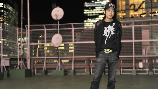 銀座の夜景の中に佇む　photo：HIRAROCK