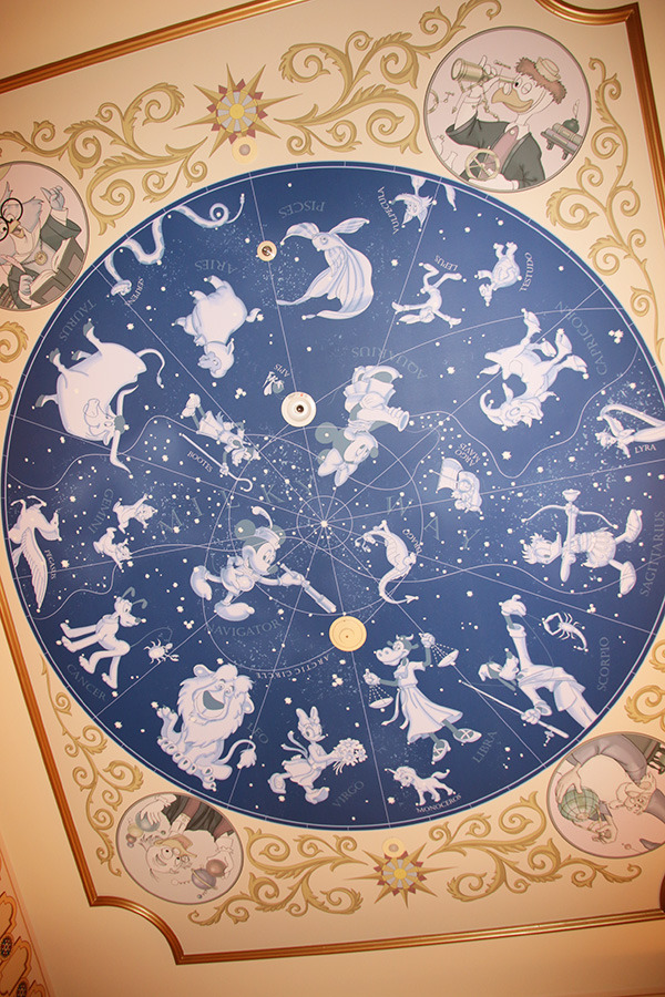 天井には夜空を彩る星座「カピターノ・ミッキー・スーペリアルーム」