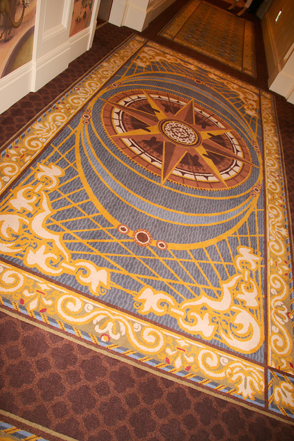 ホテル内廊下の絨毯