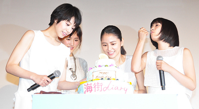 綾瀬はるか、早起きして“妹”たちのためにケーキ作り！