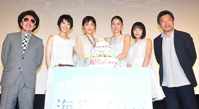 綾瀬はるか、早起きして“妹”たちのためにケーキ作り！