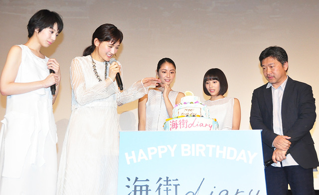 綾瀬はるか、早起きして“妹”たちのためにケーキ作り！