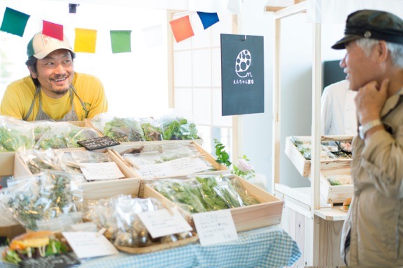 象の鼻テラス。パンや横浜野菜など様々なお店が集まりワークショップやイベントも合わせて開かれるマルシェ。Photo：Mito Ikeda