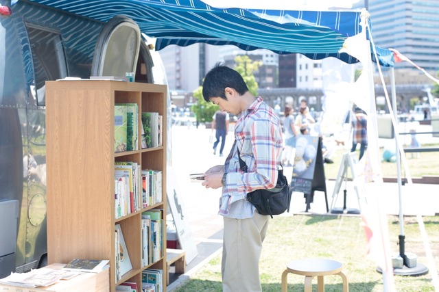 象の鼻テラス。MAMEBOOKSと旅するカフェCAFE Ryusenkeiがつくりだす特別な図書館「海辺の図書館」も開館。Photo：Mito Ikeda