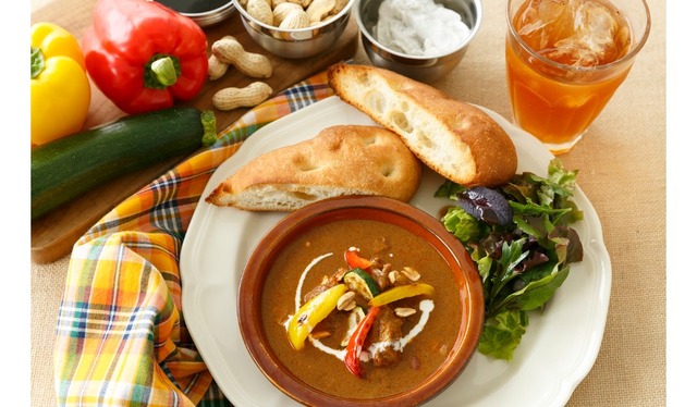 「アフタヌーンティー・ティールーム」から「チキンマッサマンカレーとフォカッチャのプレート」が新登場。期間限定で6 月 25 日(木)から提供スタート。