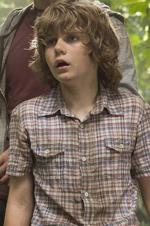 タイ・シンプキンス演じるグレイ／『ジュラシック・ワールド』 - (C) Chuck Zlotnick / Universal Pictures and Amblin Entertainment