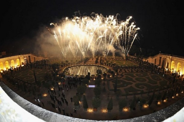 ヴェルサイユ宮殿の上空を彩る花火：ヴェルサイユ宮殿で開かれた「マーテル」のメゾン300周年を祝うセレブレーションにて。