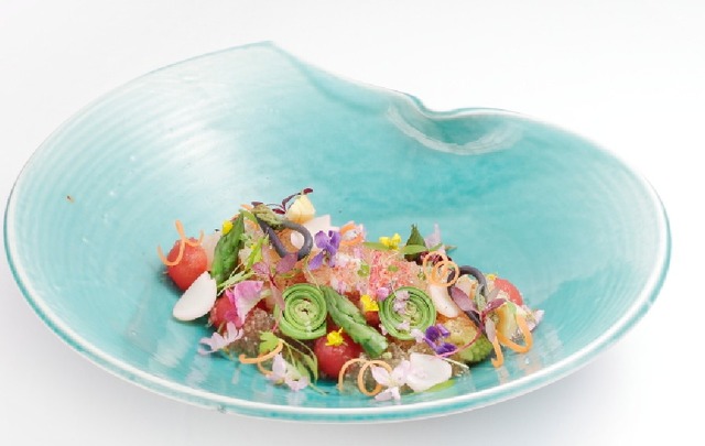 IHG「食の親善大使」メニュー。日本料理「魚介と季節の野菜のゼリー和え」。