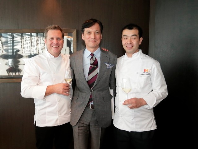 IHG「食の親善大使」メディアイベントにて、左から、オーストラリア料理 ロス・ラステッド氏、イベントのナビゲーターを務めた中村孝則氏、「京料理 たか木」オーナーシェフの高木一雄氏。