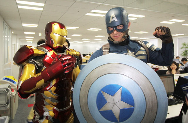 シネマカフェ編集部に訪問したアイアンマン＆キャプテンアメリカ
