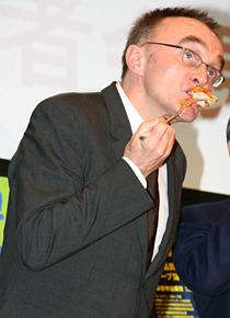 カツカレーをおいしそうに頬張るボイル監督