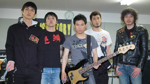 メンバーそれぞれの胸に“逆鱗”の文字が！