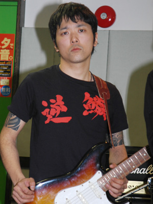 腕の刺青もパンク！