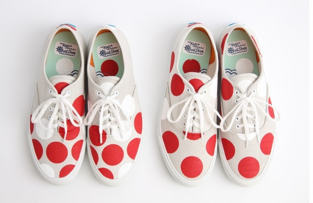「フランス映画祭 2015」のメイングラフィックをインスピレーションソースにしたパスザバトンのコラボレーションアイテム「水玉ハンドペイントスニーカー」が、表参道の「パスザバトン（PASS THE BATON）」にて６月26日（金）から数量限定で発売。価格は、22,680円。
