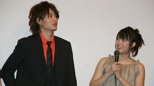 初々しい高校生カップルを好演