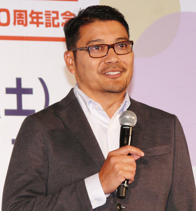 ロニー・デル・カルメン共同監督