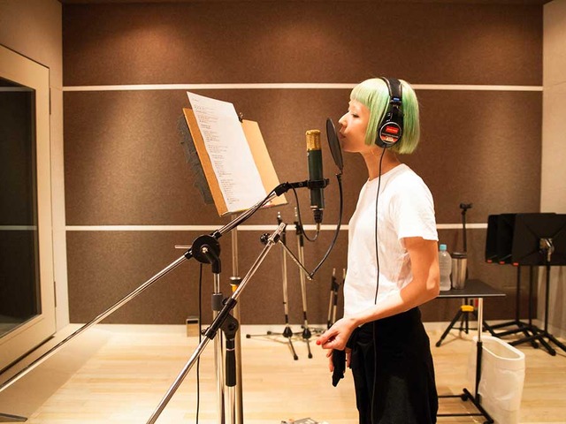 「37.5度の涙」挿入歌を担当する木村カエラ