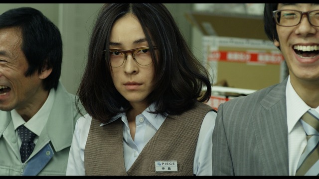 麻生久美子『ラブ＆ピース』-(C) 「ラブ＆ピース」製作委員会