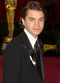 レッドカーペットを歩くエミール・ハーシュ。胸にはWhite Knot - Michael Yada/(C) A.M.P.A.S.