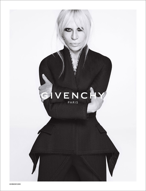 ドナテラ・ヴェルサーチ（Donatella Versace）の出演する、ジバンシィ2015年秋冬広告