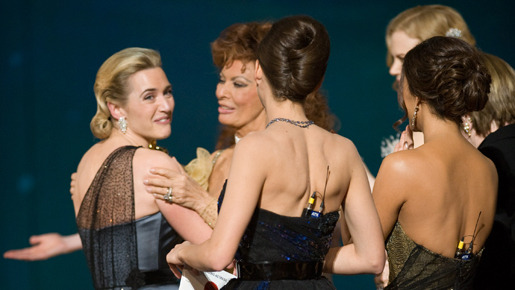 大女優たちに囲まれるケイト・ウィンスレット　Michael Yada / -(C) A.M.P.A.S.