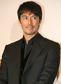 白鳥の早口言葉に苦戦？　阿部寛