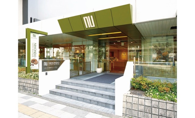 漢方専門店のリーディングカンパニーである「薬日本堂株式会社」が運営する東京・品川「ニホンドウ漢方ミュージアム」エントランス。