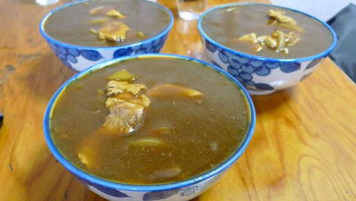 大盛り！　カレーそばに舌鼓　photo：Rie Shintani