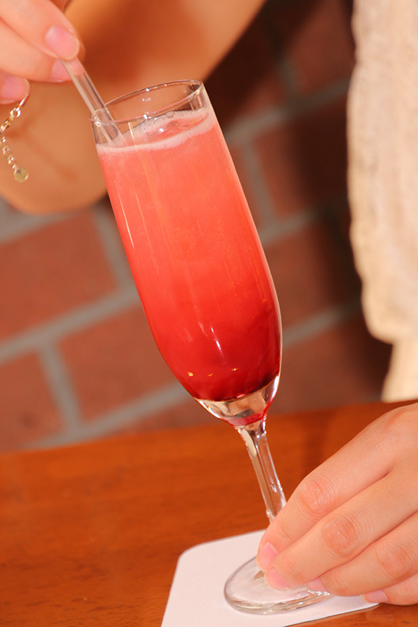 混ぜると色が変わる「スペシャルカクテル」