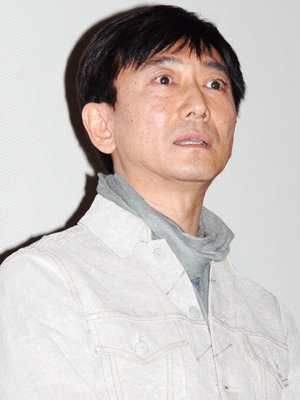 劇中では強盗団の一員、家では非情な父？