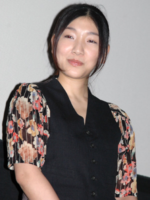 アヤメの同級生で売れっ子のグラビアアイドル耳川モモ役を演じた安藤サクラ