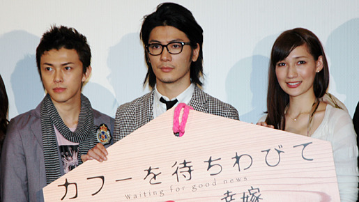 巨大絵馬には「嫁に来ないか　幸せにします」の文字が