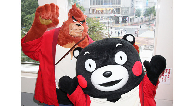 渋谷スクランブル交差点の熊徹＆くまモン／『バケモノの子』公開直前イベント