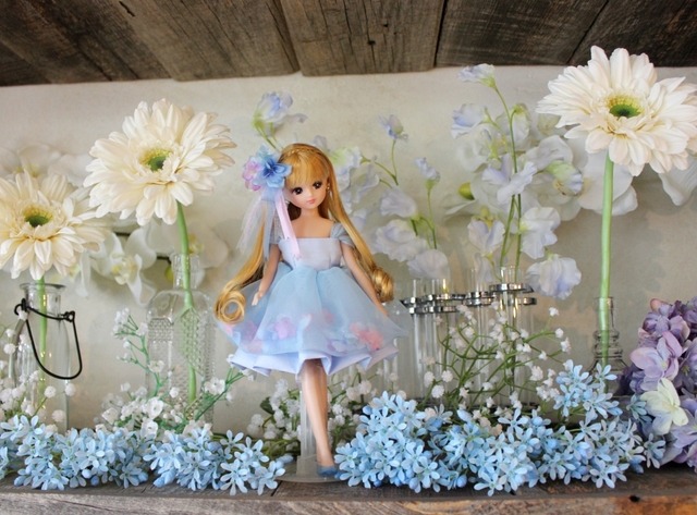 「LiccA CAFE」店内に展示されているリカちゃん人形