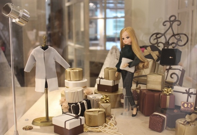 「LiccA CAFE」店内に展示されているリカちゃん人形