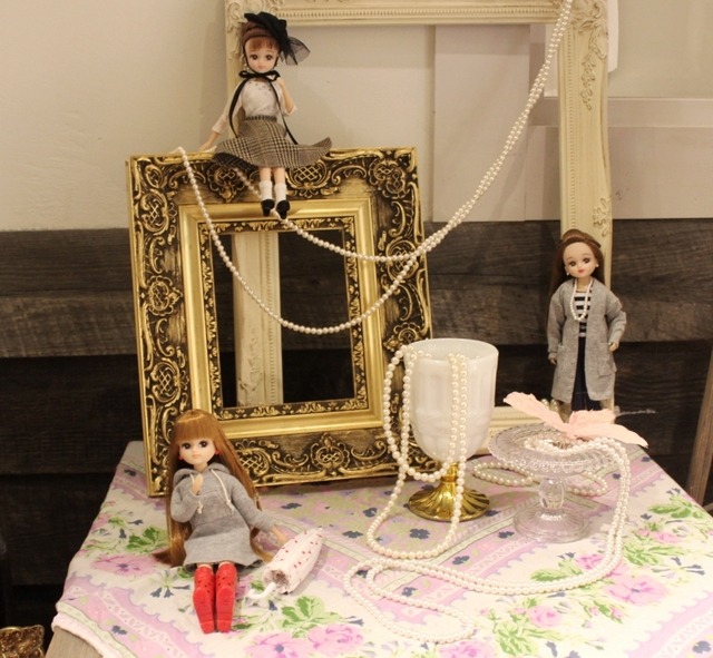 「LiccA CAFE」店内に展示されているリカちゃん人形