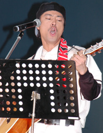 ギターー片手に熱唱の桐谷健太