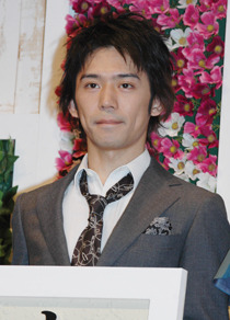 『おと・な・り』記者会見にて　岡田義徳