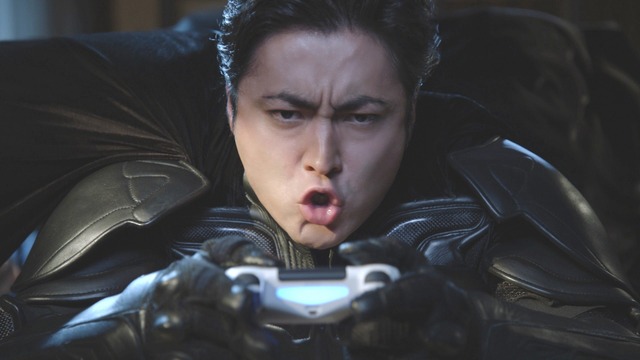 CM「山田孝之 バットマンに没頭マン 篇」　BATMAN: ARKHAM KNIGHT software (C) 2015 Warner Bros. Entertainment Inc. Developed byRocksteady Studios. All other trademarks and copyrights are the property of their respective owners. Allrights reserved.BATMAN and all characters, their distinctive likenesses, and related elements are trademarks of DC Comics(C)  2015. All Rights Reserved.WB GAMES LOGO, WB SHIELD: TM & （C） Warner Bros. Entertainment Inc.(s15)