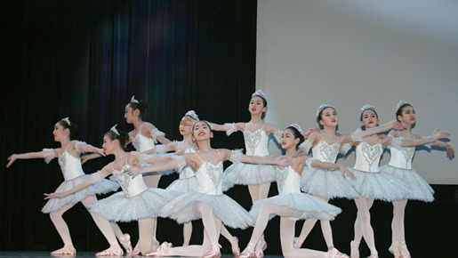 未来のバレエダンサーたちによる華麗な舞