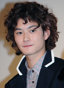 自ら「恥ずかしがり屋」と語るように、終始照れながら挨拶する岡田将生