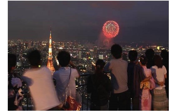 東京湾大華火祭の鑑賞会の様子。