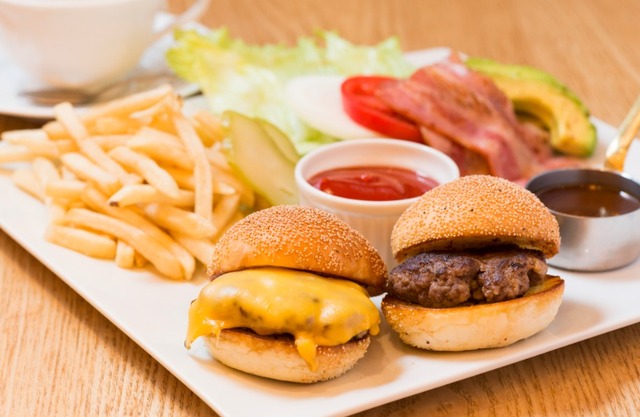 「グリル ドミ コスギ」の「ツインクリエーションバーガー」（1,620円）