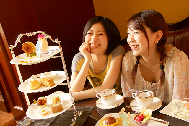 「どれから食べようか！」／“ディズニー夏祭り”アフタヌーンティーセット