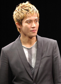 劇中とは打って変わって短い金髪で登場した小栗旬