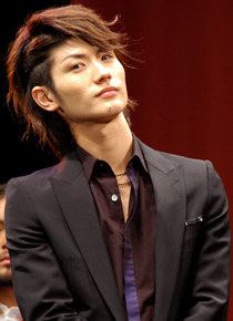 居並ぶ先輩たちの中でも堂々！　美藤を演じた三浦春馬