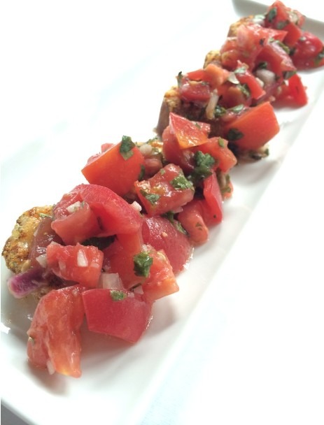 六本木ヒルズ内のレストラン＆ショップ20 店以上が屋台やキッチンカーとなってオリジナルメニューを提供。写真は、「イルムリーノ」より「トマトのブルスケッタ」。