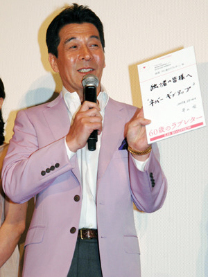 特注のラベンダー色のジャケットで