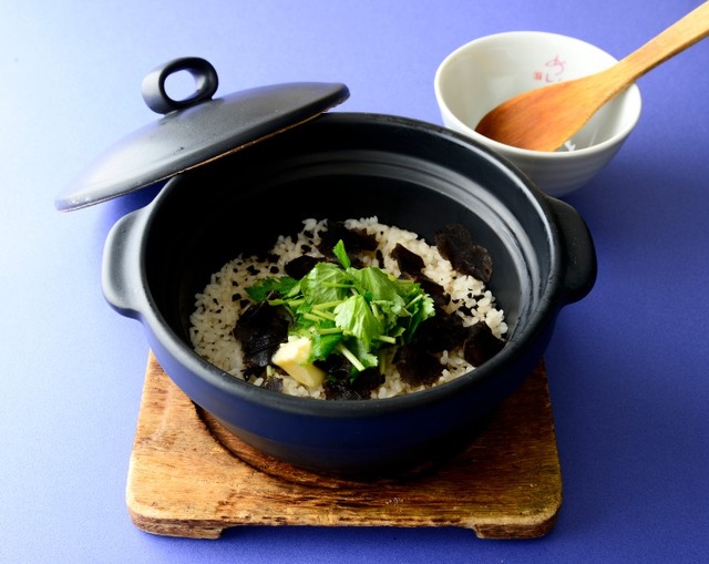 「やさい家めい」（本館3Ｆ）の「香りたつ トリュフの土鍋御飯」（3,024円）