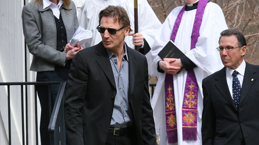 悲しみの中、葬儀に参列するリーアム・ニーソン　-(C) Splash/AFLO